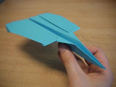 wie man ein Papierflugzeug macht